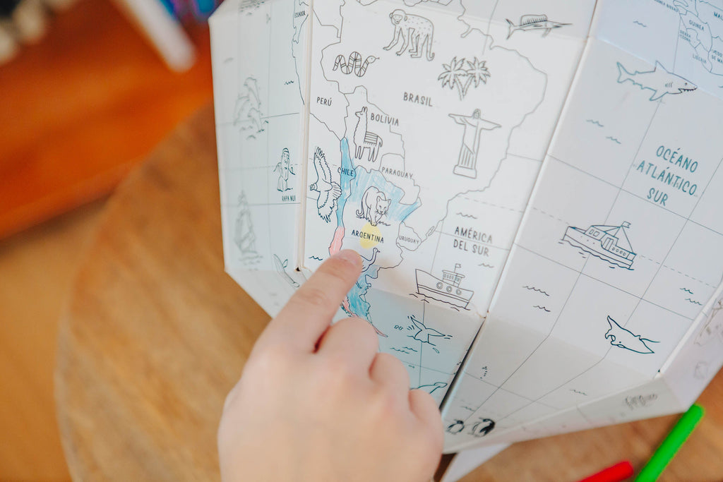 Globo Terráqueo + lápices 12 colores